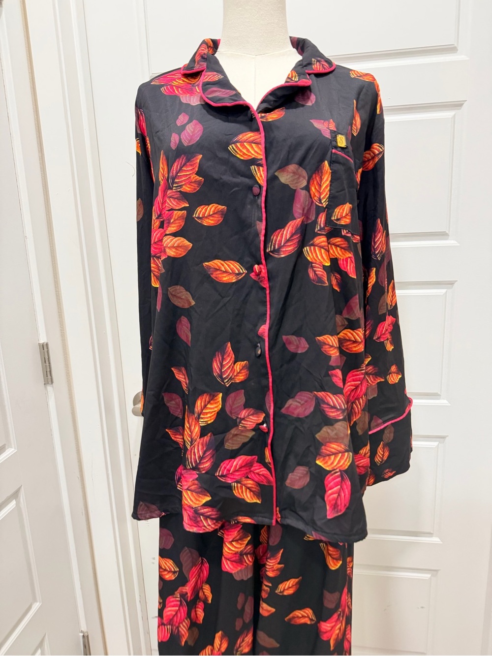 Black Floral Leaf Satin Pajama Set in Red & Orange - Picture 2 of 6